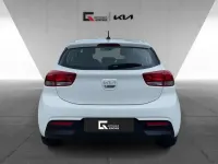 Używany Kia Rio Vision 101 KM (74 kW) 2023 Biały Sedan/Limuzyna