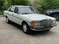 Używany Mercedes E230 136 KM (100 kW) 1982 Biały Sedan/Limuzyna