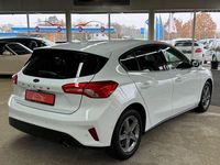 Gebraucht Ford Focus Cool & Connect 125 PS (91 kW) 2020 Weiß Limousine