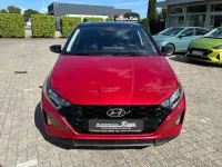 Gebraucht Hyundai i20 Trend 101 PS (74 kW) 2022 Dragon red/ phantom black Kleinwagen