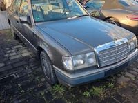 Używany Mercedes E230 132 KM (97 kW) 1990 Szary Sedan/Limuzyna