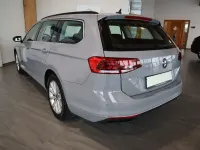 Gebraucht VW Passat 122 PS (89 kW) 2023 Grau Kombi