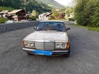 Second-hand Mercedes E230 101 CP (74 kW) 1982 Auriu Berlinǎ