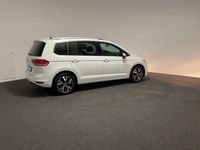 Gebraucht VW Touran Highline 150 PS (110 kW) 2023 Pure white Van / Kleinbus
