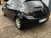 Używany Opel Astra 110 KM (80 kW) 2010 Czarny Sedan/Limuzyna