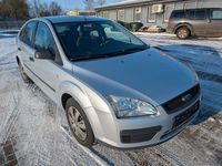 Gebraucht Ford Focus Trend 101 PS (74 kW) 2006 Silber Limousine
