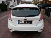 Gebraucht Ford Fiesta 82 PS (60 kW) 2014 Weiß Kleinwagen
