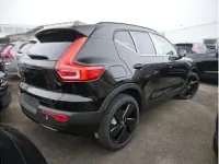 Neu Volvo XC40 Plus 163 PS (119 kW) 2025 Schwarz (onyx black / metallic) SUV