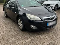 Używany Opel Astra 110 KM (80 kW) 2010 Czarny Sedan/Limuzyna