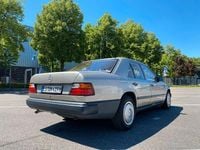 Gebraucht Mercedes E230 132 PS (97 kW) 1988 Silber Limousine