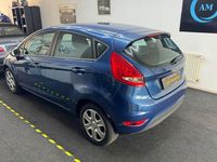 Gebraucht Ford Fiesta Ambiente 82 PS (60 kW) 2009 Blau Kleinwagen