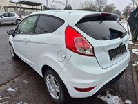 Gebraucht Ford Fiesta Trend 60 PS (44 kW) 2013 Frostweiß Kleinwagen