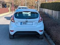 Gebraucht Ford Fiesta 65 PS (47 kW) 2013 Weiß Kleinwagen