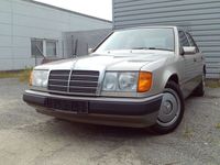 Gebraucht Mercedes E200 118 PS (86 kW) 1990 Silber Limousine