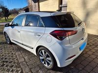 Gebraucht Hyundai i20 Intro Edition 101 PS (74 kW) 2015 Weiß Kleinwagen
