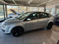 Gebraucht Ford Focus Ghia 116 PS (85 kW) 2005 Silber Limousine