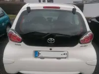 Gebraucht Toyota Aygo 68 PS (50 kW) 2013 Weiß Kleinwagen