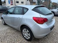 Gebraucht Opel Astra Edition 120 PS (88 kW) 2012 Silber Kleinwagen