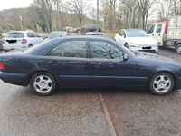 Gebraucht Mercedes E220 142 PS (104 kW) 2001 Blau Limousine