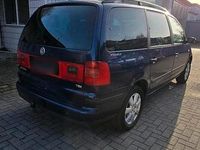 Second-hand VW Sharan 116 CP (85 kW) 2000 Albastru Monovolum