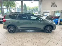 Neu Dacia Jogger Expression 141 PS (103 kW) 2025 Grün Van / Kleinbus