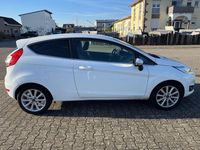 Gebraucht Ford Fiesta Titanium 101 PS (74 kW) 2015 Weiß Kleinwagen