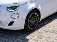 Gebraucht Fiat 500e La Prima 86 kW (118 PS) 2023 Bianco bianco/ bossa nova/calco/idealist Kleinwagen