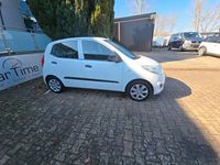 Gebraucht Hyundai i10 69 PS (50 kW) 2012 Weiß Kleinwagen