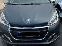 gebraucht Peugeot 208 in Matt Grau mit Motor Geräusch