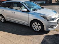 Gebraucht Hyundai i20 75 PS (55 kW) 2017 Silber Limousine