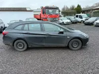 Usado Opel Astra 105 CV (77 kW) 2017 Negro Berlina
