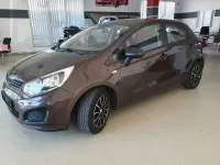 Używany Kia Rio Attract 86 KM (63 kW) 2012 Brązowy Sedan/Limuzyna