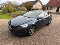 Gebraucht Volvo V40 Momentum 190 PS (139 kW) 2017 Blau Limousine
