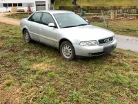 Usado Audi A4 125 HP (91 kW) 2000 Prateado Sedan