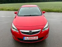 Gebraucht Opel Astra Design Edition 101 PS (74 kW) 2012 Rot Limousine