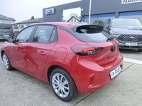 Neu Opel Corsa 101 PS (74 kW) 2025 Rot Limousine