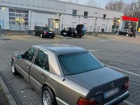 Gebraucht Mercedes E220 150 PS (110 kW) 1993 Grau Limousine