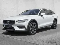 Gebraucht Volvo V60 CC Plus 197 PS (144 kW) 2023 Crystal white pearl / metallic Kombi