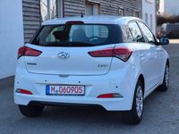 Gebraucht Hyundai i20 Classic 75 PS (55 kW) 2016 Weiß Limousine