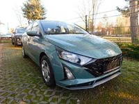 Neu Hyundai i20 Select 101 PS (74 kW) 2025 Mangrove green Limousine