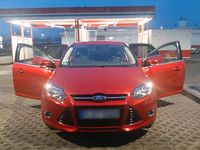 Używany Ford Focus 100 KM (73 kW) 2014 Czerwony Sedan/Limuzyna