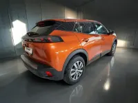 Gebraucht Peugeot e-2008 Active 100 kW (136 PS) 2023 Orange SUV