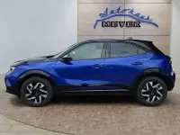 Neu Opel Mokka 136 PS (100 kW) 2025 Kolibri blau / schwarz SUV