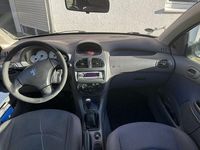 Gebraucht Peugeot 206 Tendance 75 PS (55 kW) 2003 Silber Limousine