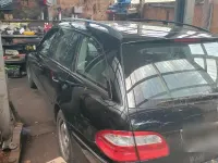 Usado Mercedes E220 150 CV (110 kW) 2004 Negro Familiar