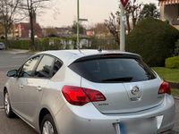 Second-hand Opel Astra 140 CP (102 kW) 2012 Argintiu Berlinǎ