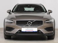 Gebraucht Volvo V60 CC Pro 197 PS (144 kW) 2022 Pebble grey metallic Kombi