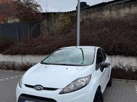Gebraucht Ford Fiesta Ambiente 60 PS (44 kW) 2009 Weiß Kleinwagen