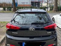 Gebraucht Hyundai i20 75 PS (55 kW) 2016 Schwarz Kleinwagen