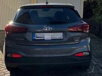 Gebraucht Hyundai i20 Style 101 PS (74 kW) 2020 Grau Kleinwagen